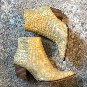Snake skin western ankle booties 💛